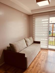 佩洛塔斯Apartamento Acqua, 102 A, com vaga de garagem的客厅设有一张沙发,配有窗户