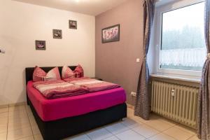 WeißenstadtGroßzügiges Ferienstudio für zwei Personen的卧室配有粉红色的床和窗户