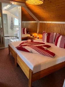SigigenNeues ruhiges Studio im Naherholungsgebiet, ruhige Zimmer im grünen的一间卧室配有两张带红白色枕头的床