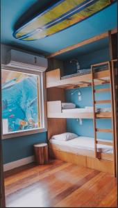 里约热内卢Longboard Paradise Surf Club的客房设有两张双层床和一扇窗户。