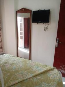 拉斯巴尔Villa 30 - Marouf Group的一间卧室配有一张床、镜子和电视