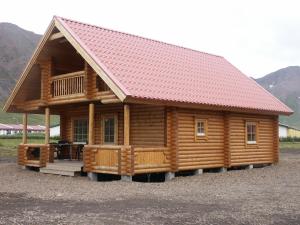 Ólafsfjörður布里姆内斯别墅酒店的大型小木屋,设有红色屋顶