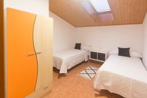 奥亚casa picota的小房间设有两张床和窗户
