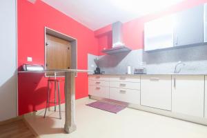 奥亚casa picota的一间厨房,里面设有红色的墙壁和桌子