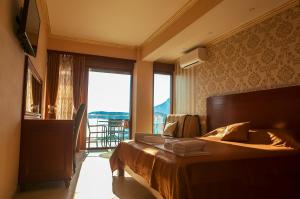 苏托莫雷Hotel Velkom的一间卧室设有一张床和一个大窗户