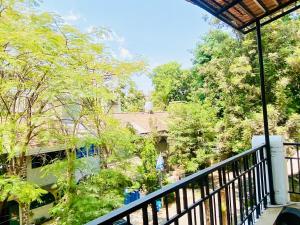 浦那Private 1Bedroom AC Kalyani Nagar Pune Close to Osho Garden Koregaon Park的花园景阳台