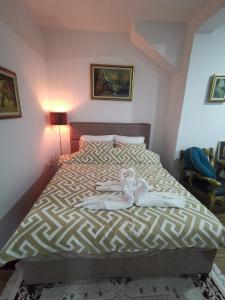 MitrovićiIn Apartments AirPort的一间卧室配有一张床,上面摆放着两个娃娃