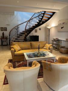 魏茨Modersnhof - exklusive Ferienwohnung的客厅配有沙发和桌子