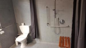 汉密尔顿阿尔卡莫汽车旅馆的带淋浴和卫生间的浴室。