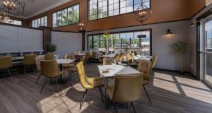 克兰布鲁克克兰布鲁克贝斯特韦斯特酒店的餐厅设有桌椅和窗户。