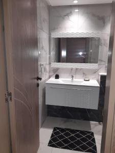 莫纳斯提尔folla monastir的浴室设有白色水槽和镜子