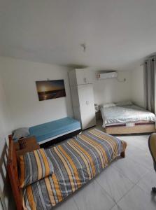 巴雷里尼亚斯Chalé em Porto dos Lençóis Residence的一间客房内配有两张床的房间