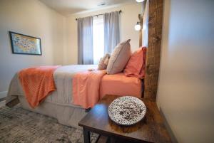 卡纳布Red Canyon Bunkhouse at Kanab - New West Properties的一间卧室配有一张床、一张桌子和一面镜子