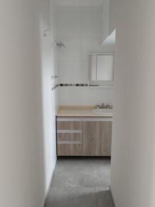 雷孔基斯塔Los naranjos的白色的厨房设有水槽和台面