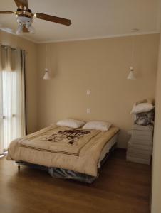 雷孔基斯塔Los naranjos的卧室内的一张床位,配有吊扇