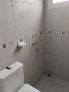 雷孔基斯塔Los naranjos的带淋浴和卫生间的白色浴室
