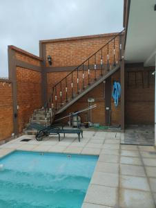 雷孔基斯塔Los naranjos的一座带楼梯的建筑前的游泳池