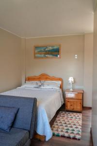 TaricaCasa Alojamiento Tocllaraju的一间卧室配有一张床和一张沙发