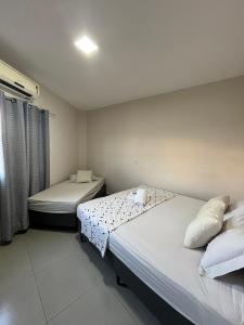 布鲁马迪纽Casa Lua的客房设有两张床和窗户。