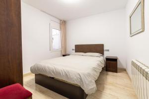 库尼特Mar & Cunit的卧室配有白色的床和红色椅子