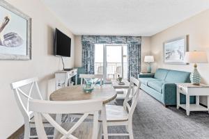 默特尔比奇Bay Watch Resort的客厅配有沙发和桌子