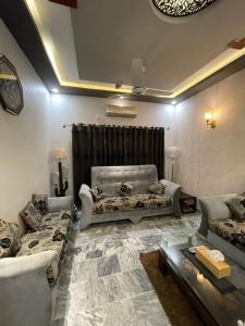 卡拉奇Travellers Home 2BR Portion Gulshan Iqbal blk 7的带沙发和桌子的客厅