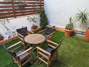 亚历山德鲁波利斯Tsitsipas Apartment的庭院配有桌椅和植物