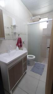 约恩维利Fazendinha Mildau的白色的浴室设有水槽和卫生间。