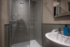 West WoodburnRisingham House的带淋浴和盥洗盆的浴室