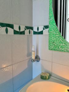 希龙Casa RURAL - Brisas del Campo的一间带水槽和水龙头的浴室