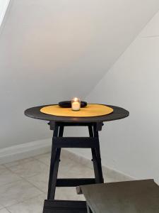 希龙Casa RURAL - Brisas del Campo的上面有蜡烛的桌子