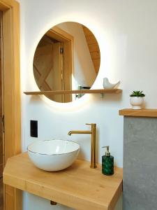 穆扎希赫尔Domki Hygge Tatra Luxury Chalet的一间带碗水槽和镜子的浴室