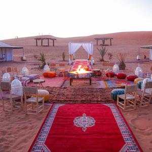 梅尔祖卡Luxury berber style的沙漠中的一个帐篷,铺着红地毯