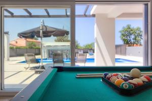 罗波里卡Ferienhaus mit Privatpool für 14 Personen ca 280 qm in Loborika, Istrien Südküste von Istrien的台球桌,上面有台球桌