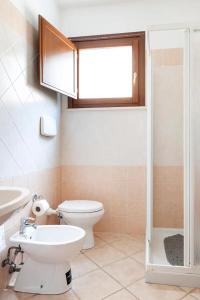瓜尔迪斯塔洛Casa Nadia - Incantevole appartamento con giardino的浴室配有卫生间、盥洗盆和淋浴。