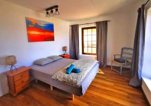 La CostaCasa-la-Costa的一间卧室设有一张床和一个窗口