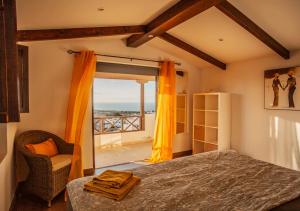La CostaCasa-la-Costa的一间卧室配有一张床,享有海景