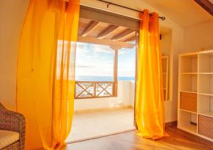 La CostaCasa-la-Costa的客房设有滑动玻璃门,享有海景。