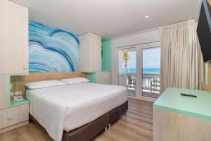 圣安德烈斯Hotel Bahia Sardina的一间卧室配有一张床,享有海景