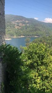 维埃拉·多米尼奥Sobreiro Valley - Casa Isabel的山脉中央的湖泊美景