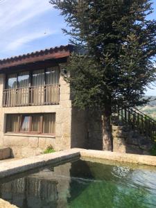 维埃拉·多米尼奥Sobreiro Valley - Casa Isabel的树旁带游泳池的房子