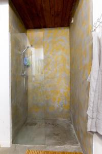 KlenovicePoklidná Chalupa的浴室里设有玻璃门淋浴