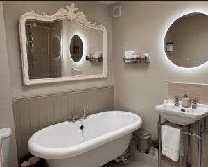 巴克赫斯特希尔Contented Cottage - 2 Bedrooms, Zone 5的一间带水槽、浴缸和镜子的浴室