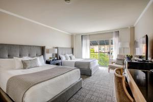 柯克兰伍马克目的地酒店的酒店客房,设有两张床和一张沙发