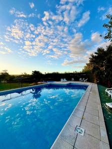 米娜克拉韦罗Hotel Aimara的云天蓝色的游泳池