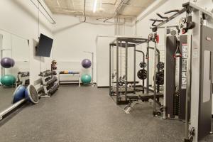 明尼阿波利斯Sonder at REVEL的一间健身房,配有数台跑步机和举重器材