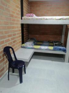科韦尼亚斯Cabaña la isla的一张椅子,位于带双层床的房间