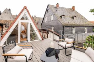 兰河畔马尔堡Himmlische Altstadt-Maisonette的房屋内的阳台配有白色家具