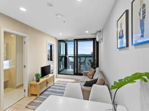 奥克兰Stunning Apartment Amazing View near Sky Tower的带沙发和电视的客厅