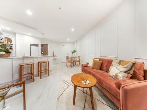 奥克兰Charming 1 Bedroom Apartment in Auckland的客厅配有沙发和桌子